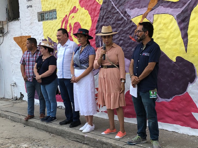 Organizers presenting La Cruz murals